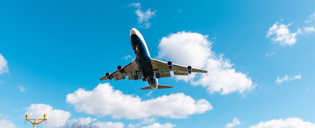 Avión despegando durante un vuelo comercial