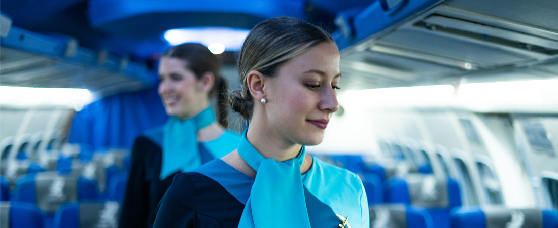 Azafatas de vuelo caminando por la cabina del avión