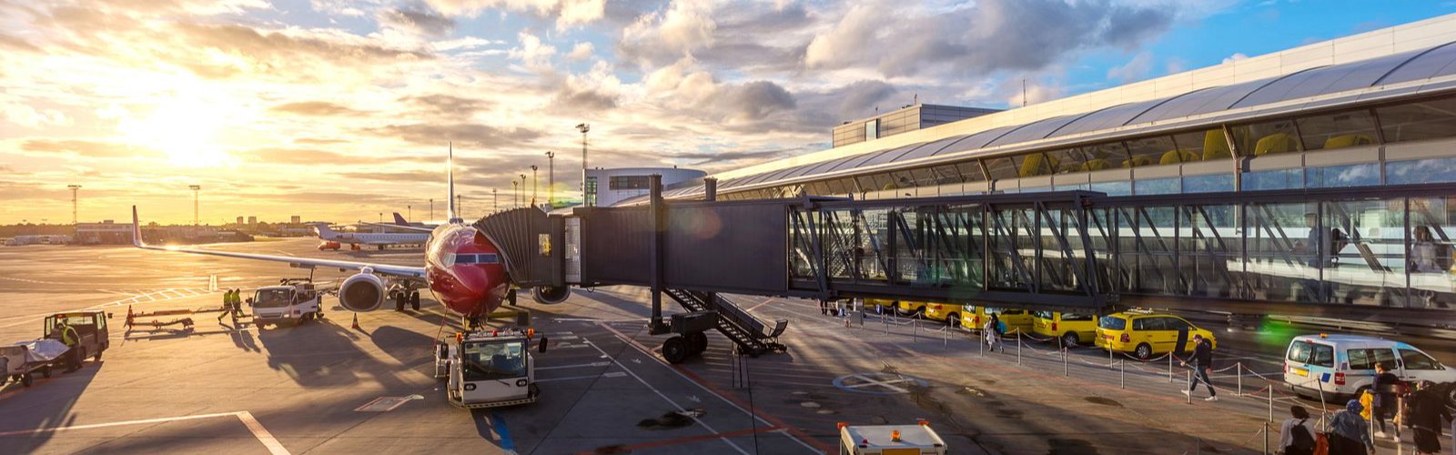 Aeropuerto al atardecer - salidas profesionales del título TCP